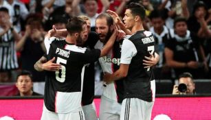 Jugadores de Juventus festejan gol