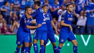 Jugadores de Cruz Azul celebran un gol en la Leagues Cup