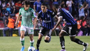 Diego Lainez ante la marca de dos defensas de Querétaro