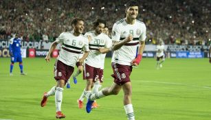 Jugadores de la Selección Mexicana celebran uno de los goles durante la Copa Oro