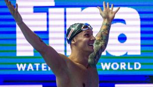 Caeleb Dressel celebra tras romper un récord mundial