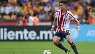 Jesús Molina conduce el balón durante un partido con Chivas