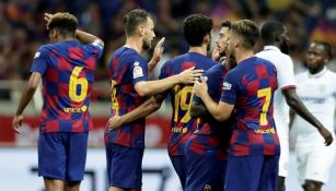 Jugadores del Barcelona festejan un gol en su gira por Japón