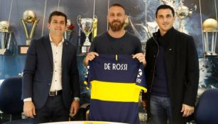 De Rossi sostiene la playera de Boca con su nombre en la espalda