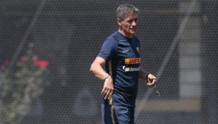 Míchel González en los entrenamientos de Pumas