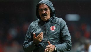 Ricardo La Volpe durante un juego de Toluca