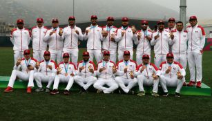 Equipo varonil de softbol presume su medalla de Bronce