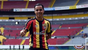 Omar Bravo en su presentación con Leones Negros