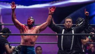 Blue Demon Jr. festeja triunfo en Triplemanía XXVll 