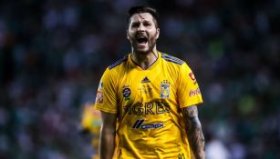 Gignac lanza un grito tras marcar un gol con Tigres