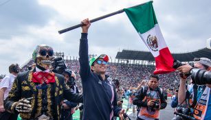 Checo Pérez alza la bandera de México en el Gran Premio