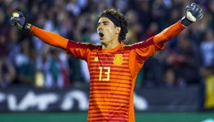 Guillermo Ochoa celebra una anotación frente a la Selección de Chile