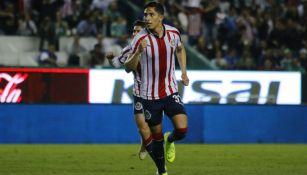 Alan Cervantes celebra una anotación con Chivas