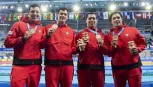 Equipo mexicano de natación con medalla de bronce