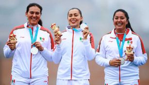 El equipo femenil de tiro con arco muestra sus medallas en el podio