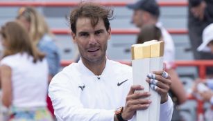 Rafael Nadal sostiene el trofeo después de vencer a Daniil Medvedev