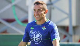 Guardado, en un práctica del Betis