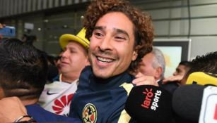 Memo Ochoa sonríe en su llegada a la CDMX