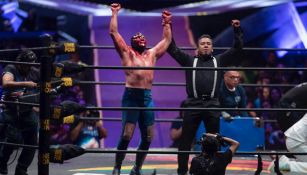 Blue Demon Jr. levanta la mano tras derrotar a Dr. Wagner