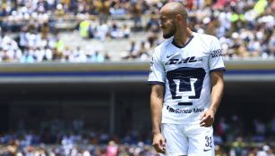 Carlos González durante un juego con Pumas