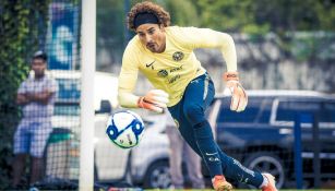 Guillermo Ochoa en una práctica con América