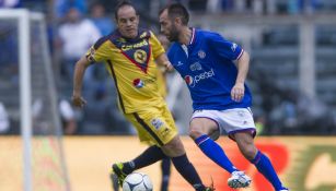 Cuauhtémoc Blanco y Chelito Delgado durante un juego de leyendas