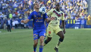 Dueñas e Ibarra disputan un balón en el Campeón de Campeones