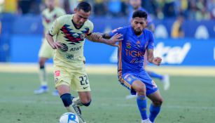 Paul Aguilar y Javier Aquino disputan un balón en el duelo de Campeón de Campeones