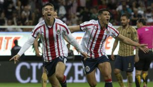 Isaac Brizuela festeja un gol con Chivas