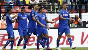 Jugadores de Cruz Azul festejan un gol