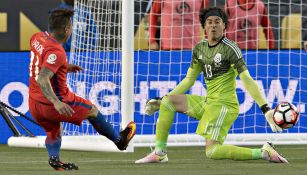 Edu Vargas vence a Guillermo Ochoa en el primer gol en la Copa América 2016