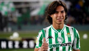 Diego Lainez con la playera del Betis