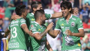 José Juan Macías celebra con sus compañeros una de sus anotaciones ante Querétaro