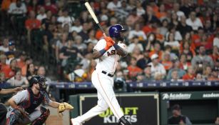 Yordan Álvarez durante un juego de los Astros