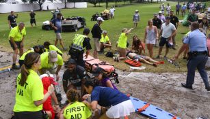 Los espectadores lesionados durante el torneo de golf son atendidos por personal médico