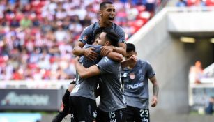 Necaxa celebra una anotación frente a Chivas 