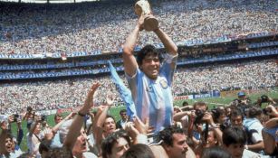 Diego Maradona levantando la Copa del Mundo en 1986