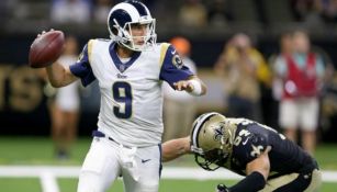 Luis Pérez con los Rams durante un duelo ante los Saints