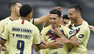 José Ángel López festeja con sus compañeros su gol vs Pachuca