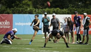 Carli Lloyd durante su patada de 55 yardas en una práctica de la NFL