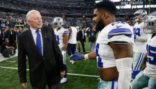 Jerry Jones y Ezekiel Elliott tras un juego de Dallas