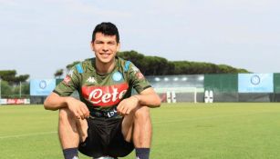 Lozano posa con la playera del Napoli