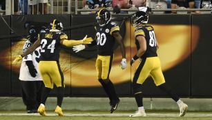 Jugadores de los Steelers festejan una anotación