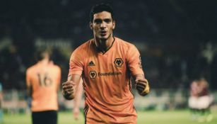 Raúl Jiménez celebrando una anotación con Wolverhampton