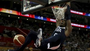 Donovan Mitchell clava el balón durante el partido