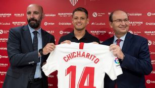 Javier Hernández en su presentación con el Sevilla