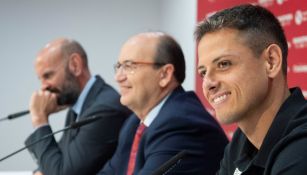 Chicharito, el presidente del equipo José Castro y Monchi durante la presentación