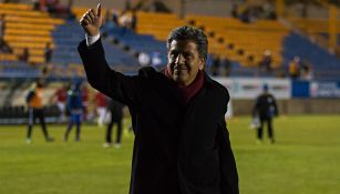 Raúl Arias saluda a los aficionados en su etapa con San Luis