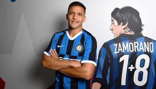 Alexis Sánchez, posa con la camiseta del Inter de Milán 