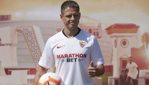 Chicharito durante su presentación con el Sevilla